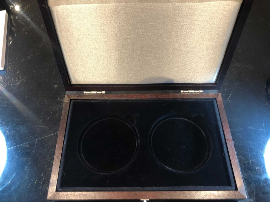 Material Apoio - Estojo em madeira e veludo Moedas grandes em cápsulas