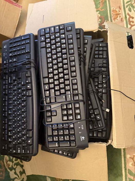 Компьютрні клавіатури Dell та Logitech