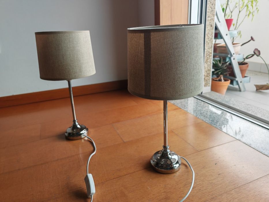 2 Candeeiros de mesa com lâmpada led e abajur
