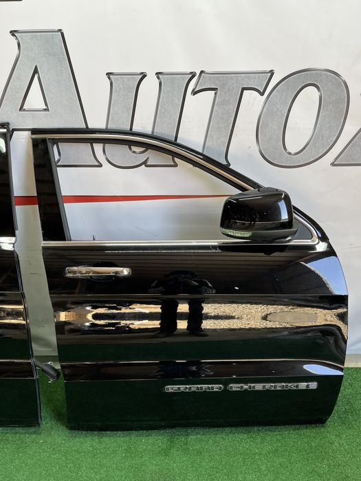 Дверь правая передняя задняя  на Jeep Grand Cherokee WK2