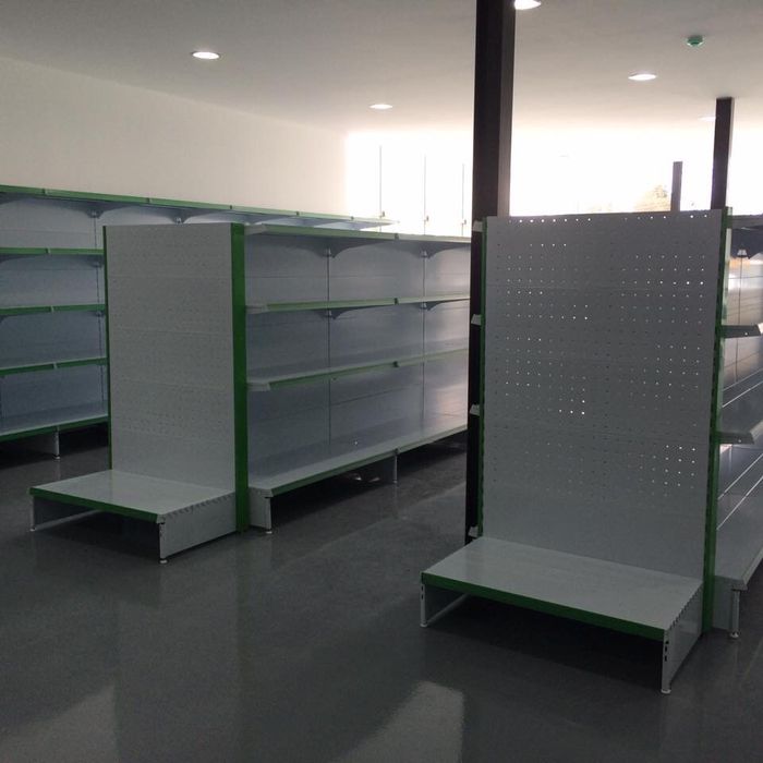 Estantes novas de supermercados