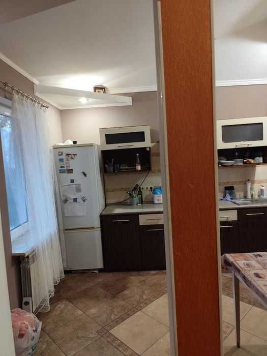 Подільський р-н .Здам кімнату дівчині.4000+комуналка.