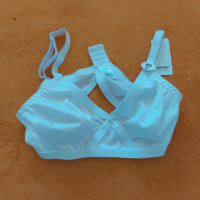 Biały cieniutki stanik