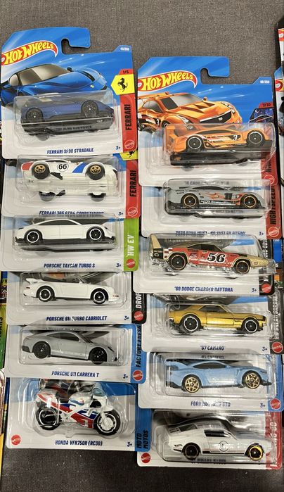 Hot wheels variados