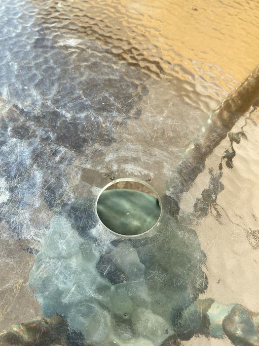 Mesa redonda de vidro com buraco para chapéu