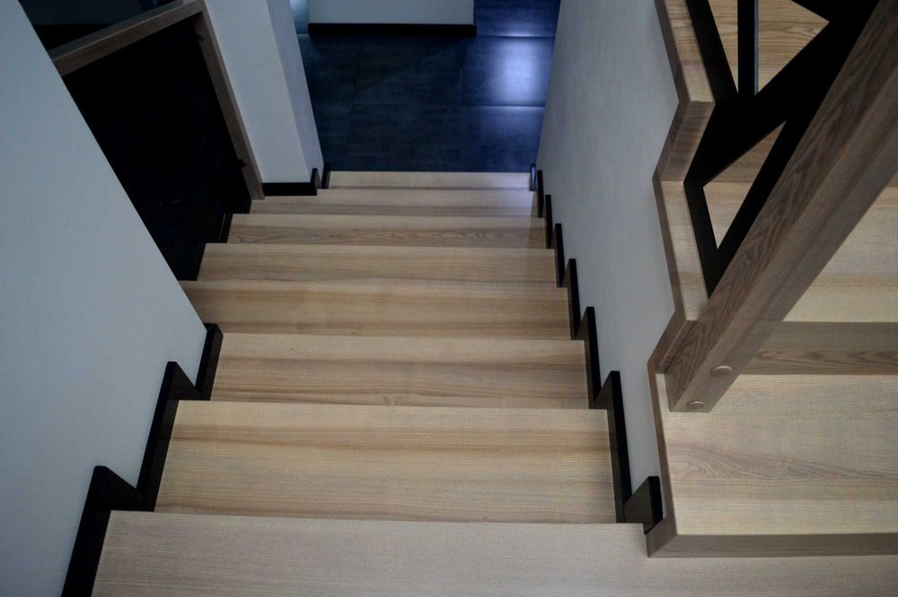 Schody drewniane dywanowe schody drewniane półkowe