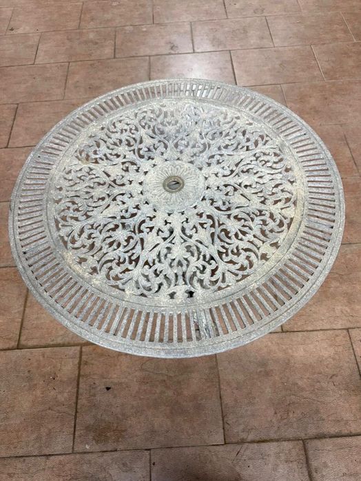 Mesa e cadeiras de jardim em ferro