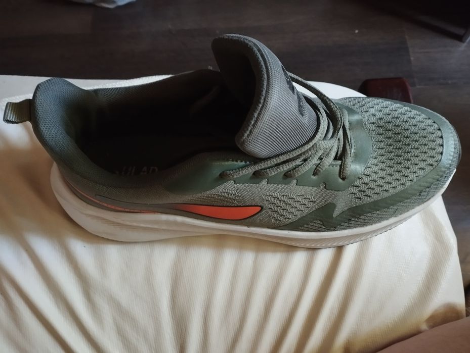 Продаю ботинки прикольные и кросовки  43  размер