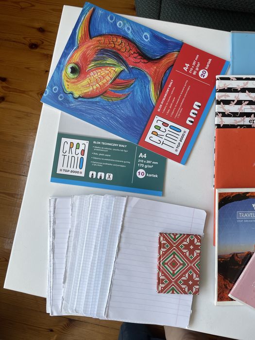 Zestaw papierniczy wyprawka szkolna zeszyty farby wodne akwarelowe
