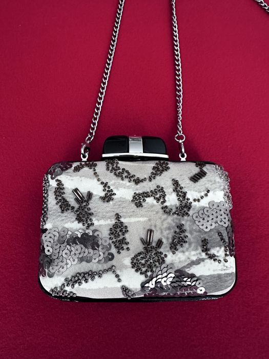 Клатч міні-сумка Karen Millen з металевим знімним  срібним ремінцем