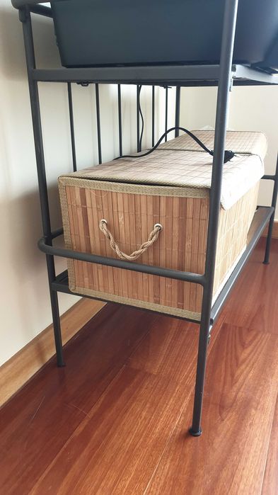 Estante em ferro e madeira