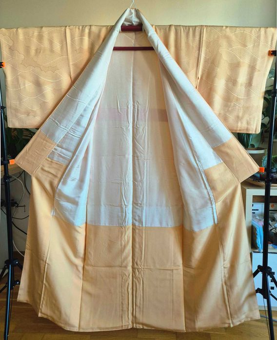 Masełkowe żółte kimono iromuji w fale chmury jedwabne z Japonii