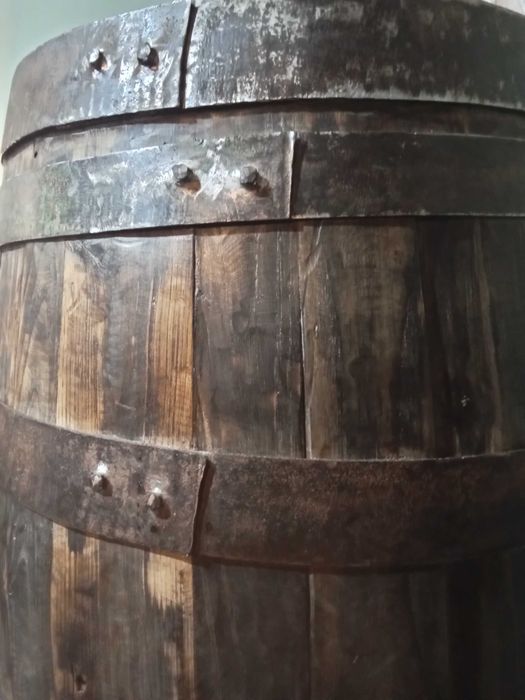 Barril de Vinho em Carvalho Restaurado – Peça Decorativa / Mesa Lateral