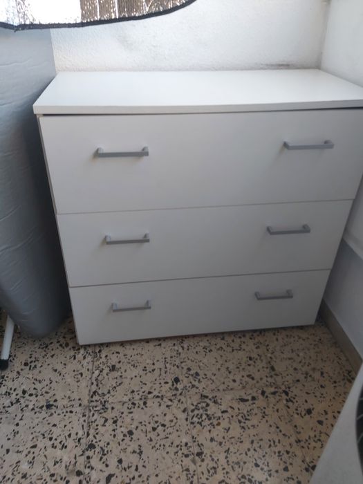Comoda branca com 3 gavetas