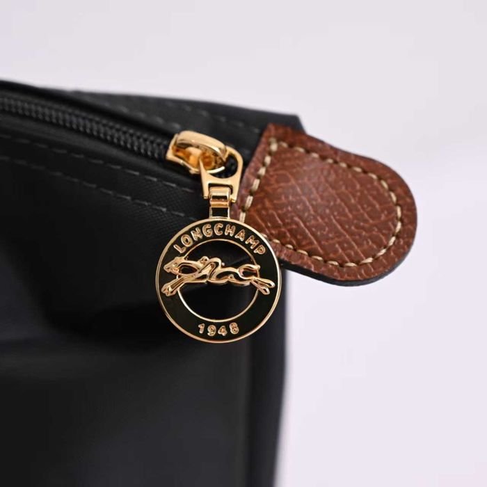 Duża torebka na ramię marki Longchamp w kolorze czarnym