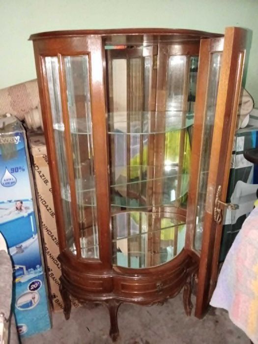 vitrine em madeira castanho