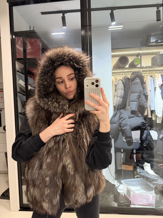 Жилетка мех чернобурка с капюшоном