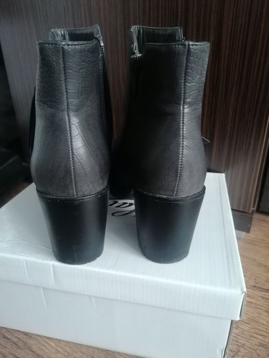 Szare botki na obcasie