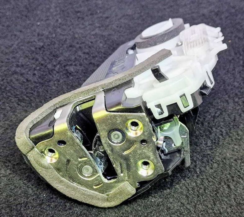 Fechadura / Fecho Porta Trás Esquerdo V51-14140 - TOYOTA YARIS