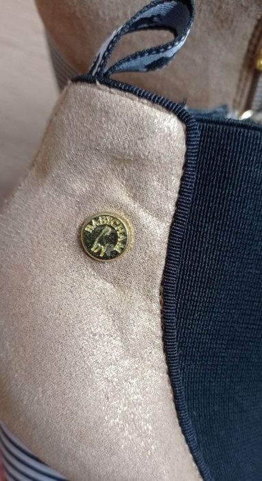 Золотистые ботильоны челси с необычным каблуком babycham