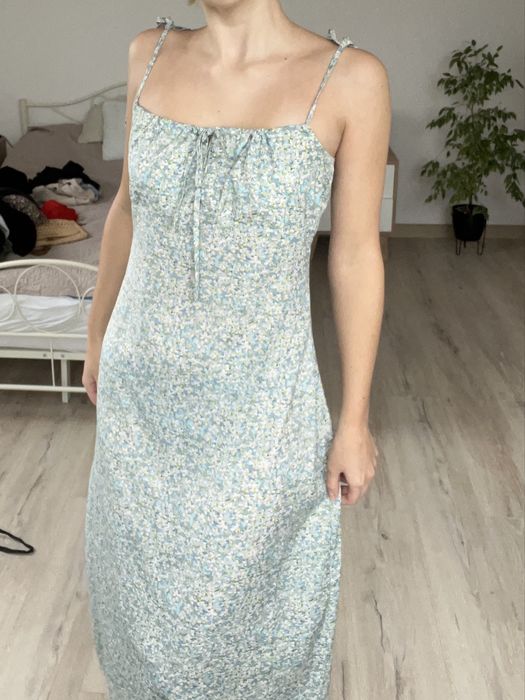 Niebieska sukienka w kwiaty
