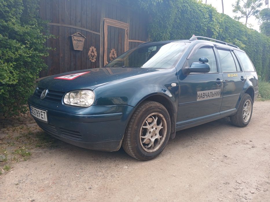 Автоінструктор урокі  водіння категорії  В