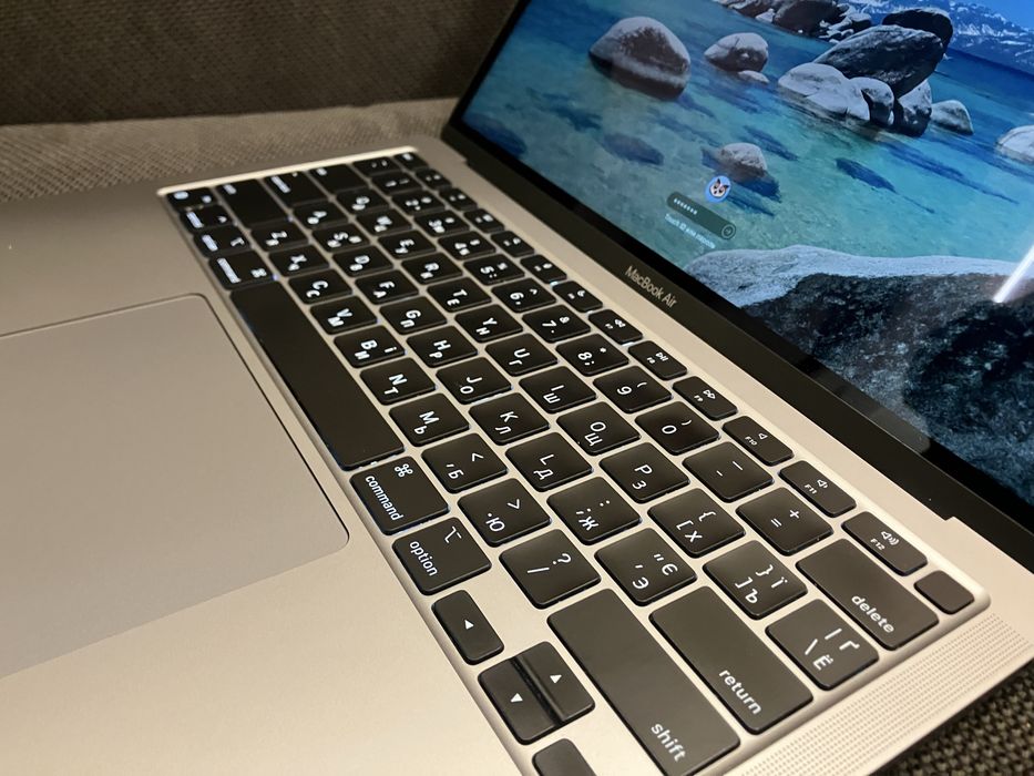 Apple MacBook Air M1 2020. 256 ГБ в хорошем состоянии.