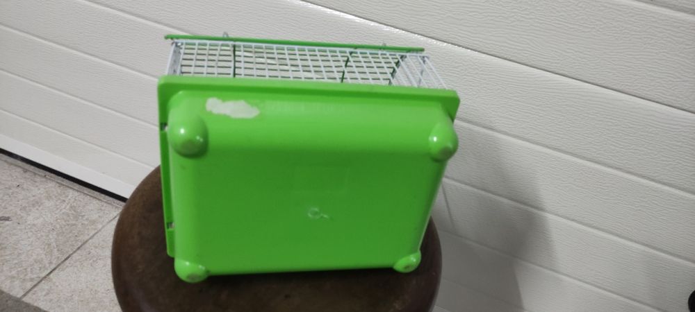 Pequena gaiola com acessórios