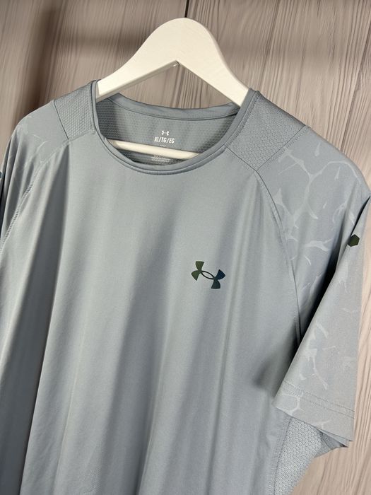 Under Armour Rush Fitted футболка з мінералами для спорту і активності