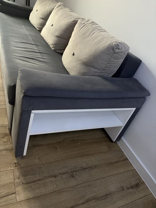 Kanapa rozkładana (poduszki  plus 2 pufy)