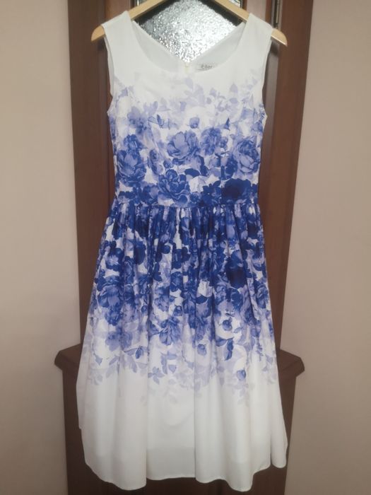 Elegancka sukienka ecru rozkloszowana w chabrowe kwiaty