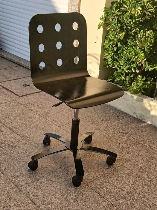 Vendo CADEIRA GIRATÓRIA que sobe e desce a funcionar muito bem como nova. Possibilidade de entrega