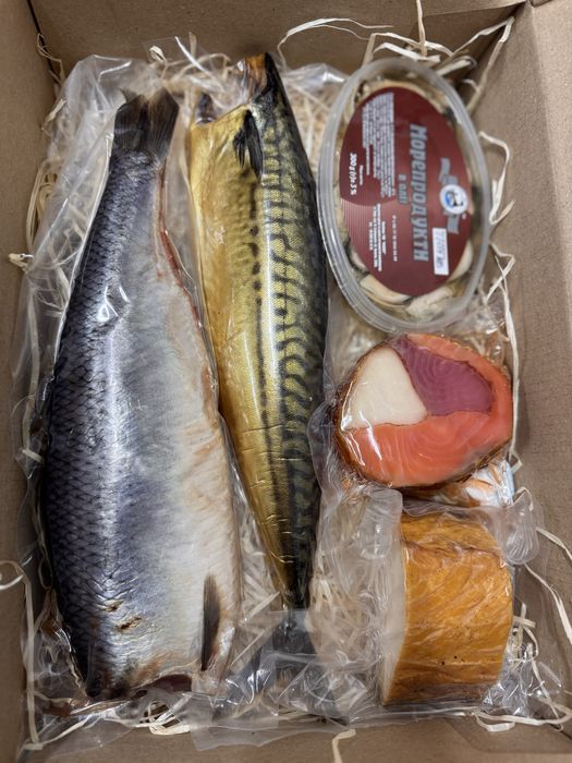 Подарунок новорічний рибний бокс, копчена риба, солена