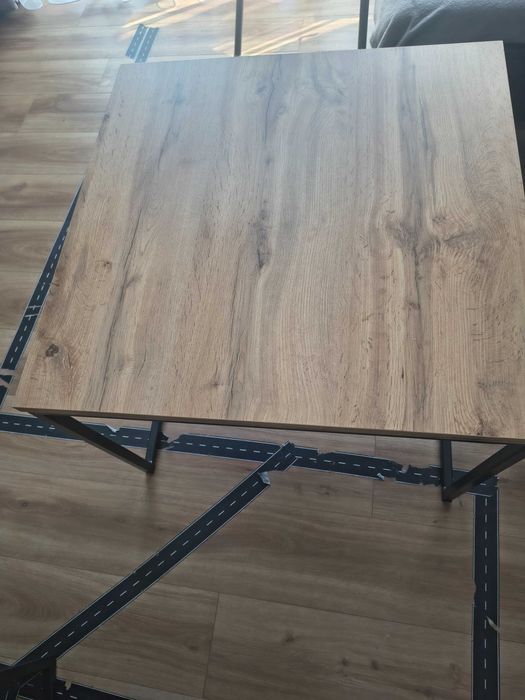 Stolik kawowy loft – blat dąb, metalowe czarne nogi 75×75 cm