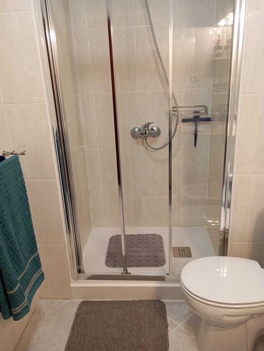 Quarto moderno, confortável e tranquilo