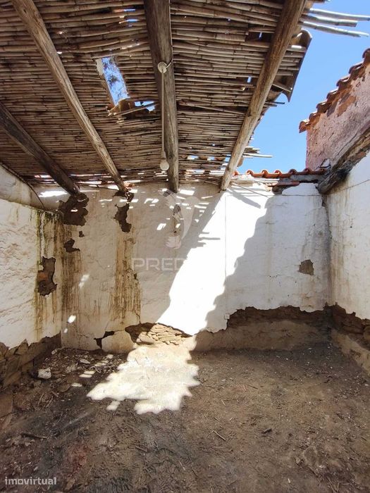 Oportunidade de Restauro: Ruína Tradicional no Coração do Alentejo...
