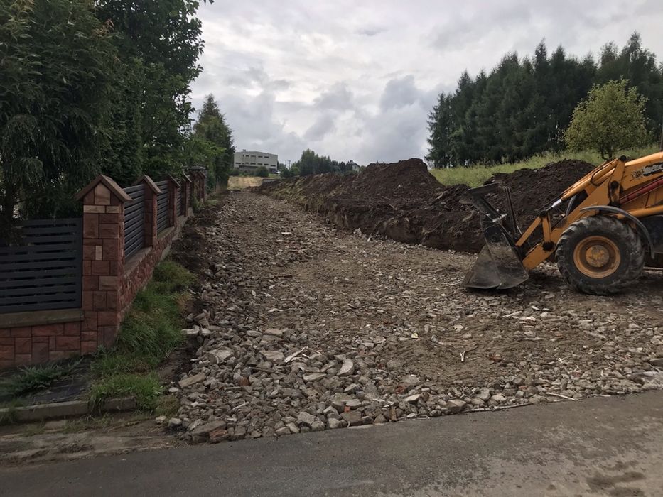 Utwardzanie drog placow koparka  transport kamien  piasek kruszywo