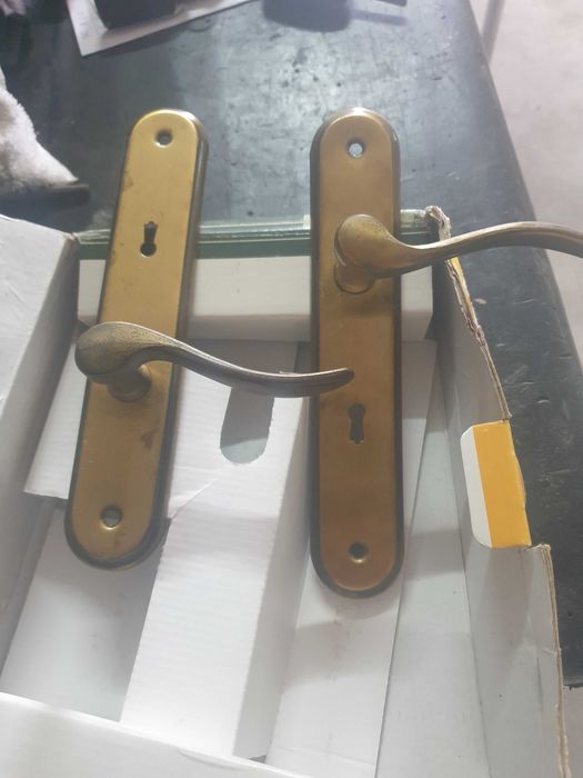 Conjunto de puxadores de portas interiores ,usadas.