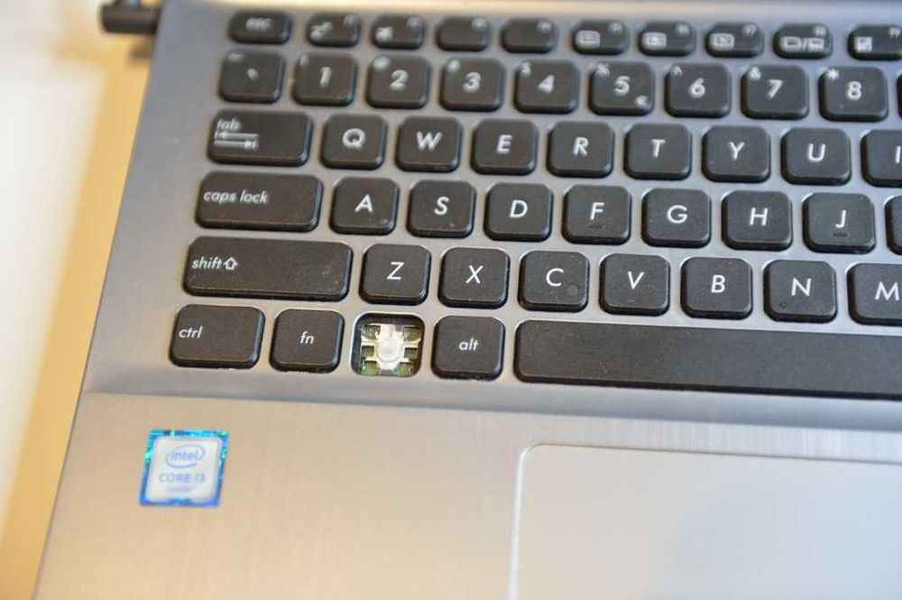 Laptop ASUS X541U 4 GB IC I3-6006U + Ładowarka