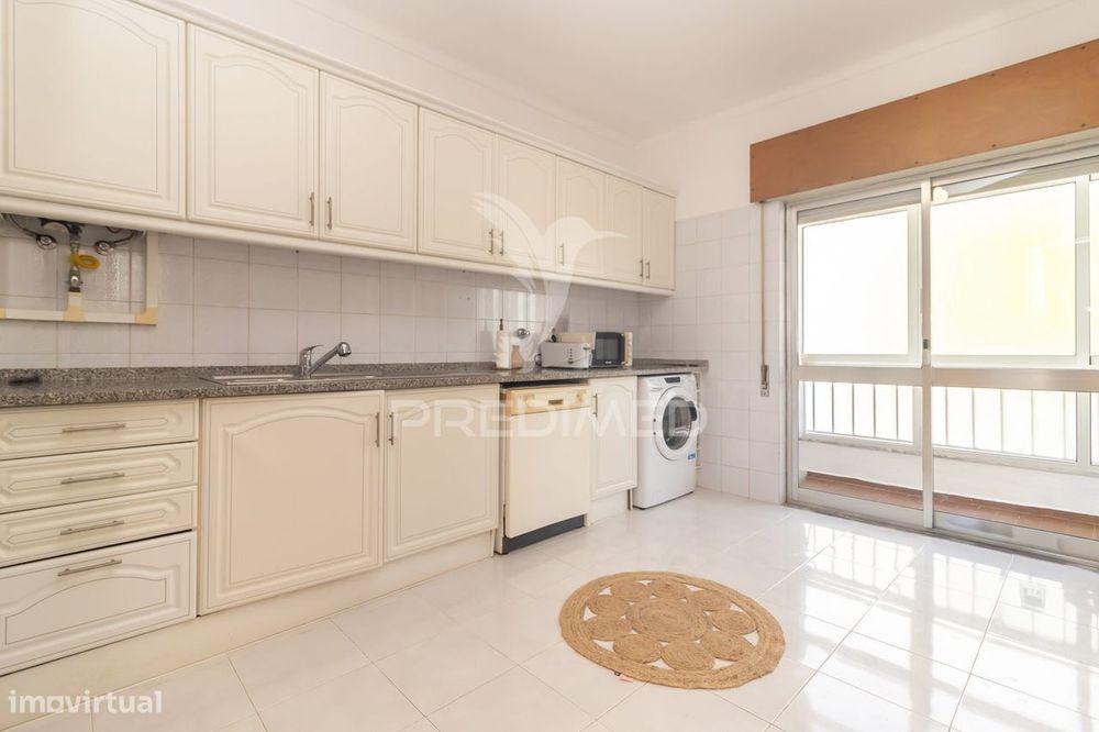 Apartamento T2 com 2 Marquises ,4 Caminhos em Setúbal.