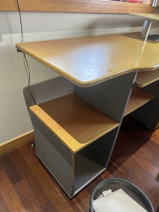 Secretária castanha e cinzenta