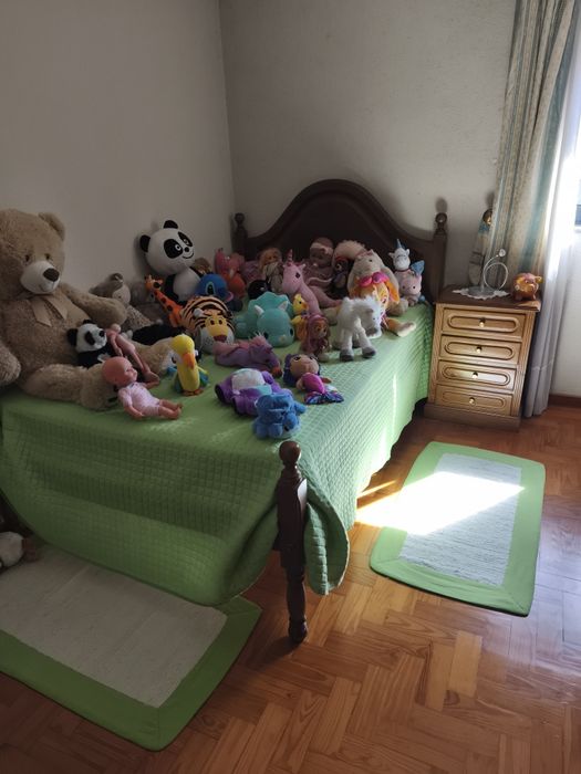 Mobília de quarto com 2 guarda fatos