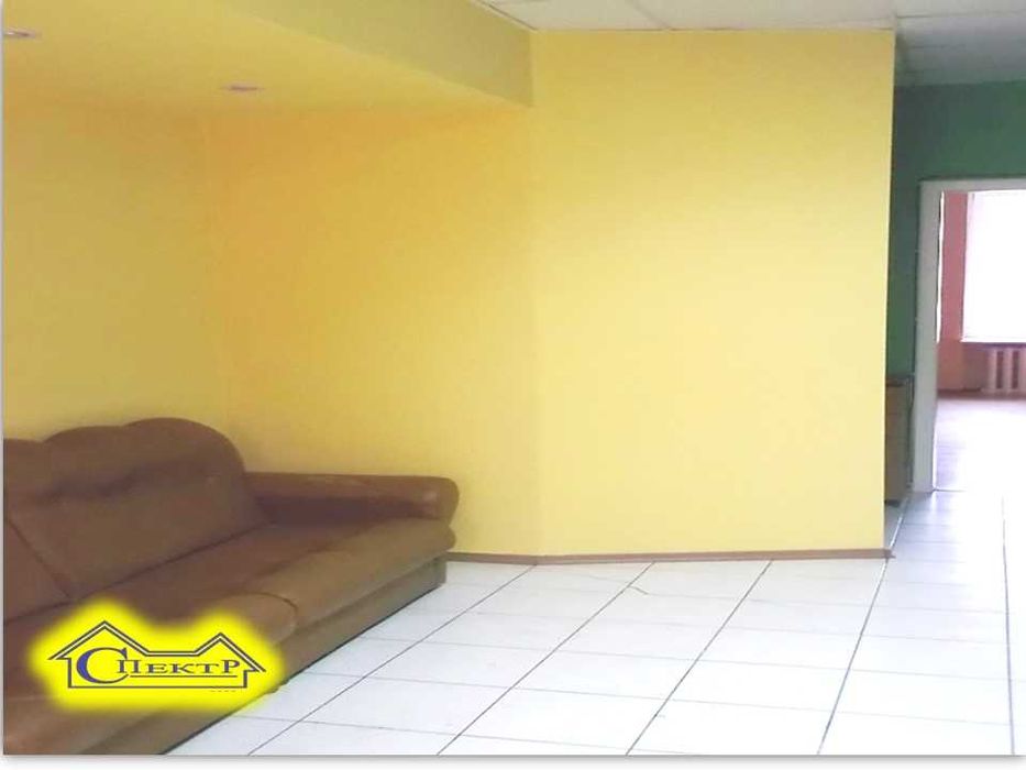 82 кв.м.  вул. Леніна(Свято-Миколаївська), 5 кабінетів .