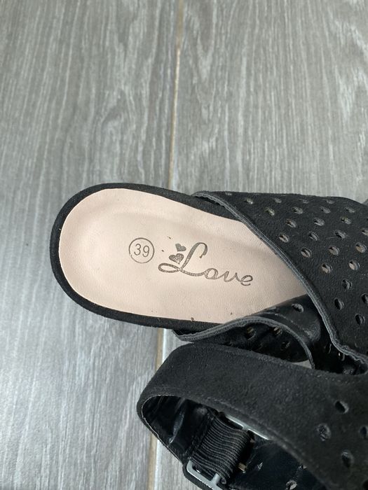 Босоніжки чорні на каблуку