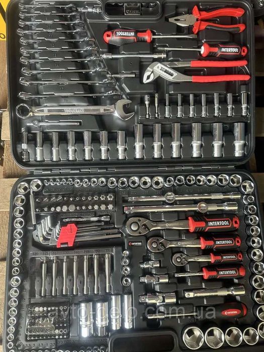 Набір інструментів INTERTOOL Storm 233 предмети ET-8233 CrV у кейсі