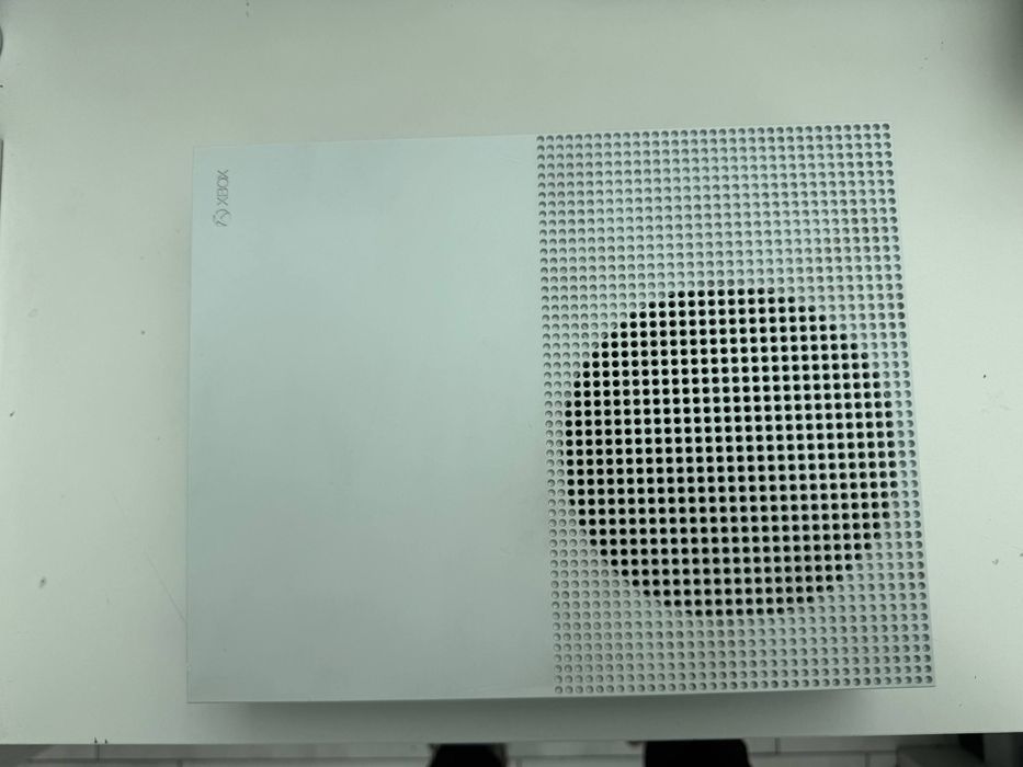 Xbox one s 1 tb + 2 игры