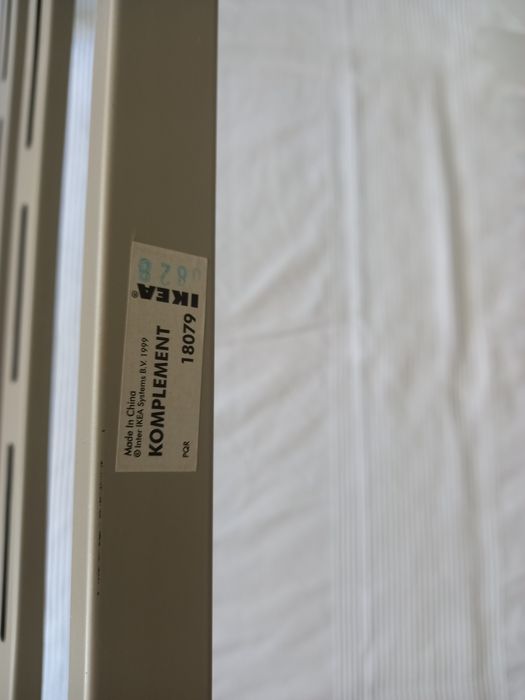 Wysuwany stelaż na buty Komplement do szafy Pax od IKEA.