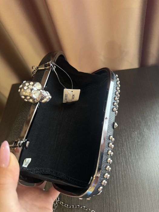 Маленькая сумка - клатч з шипами та черепом