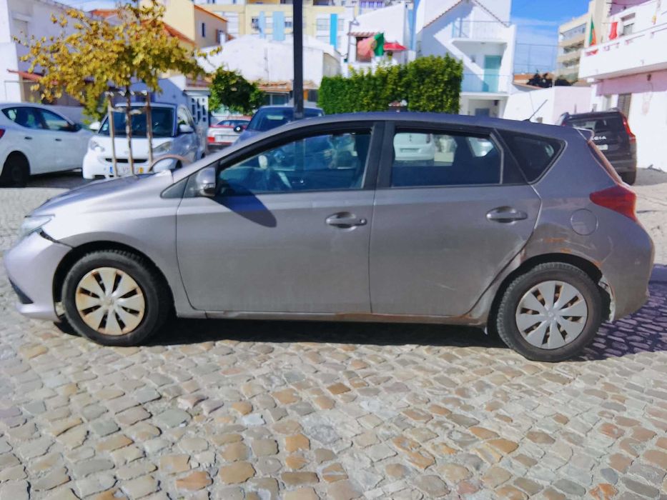 Toyota Auris 2015 damaged car — photo 2