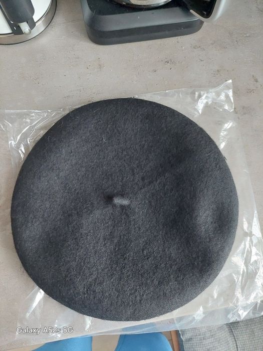 Nowy Czarny beret z żywej wełny